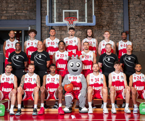Fans und Maskottchen der Würzburg Baskets in einer Sporthalle