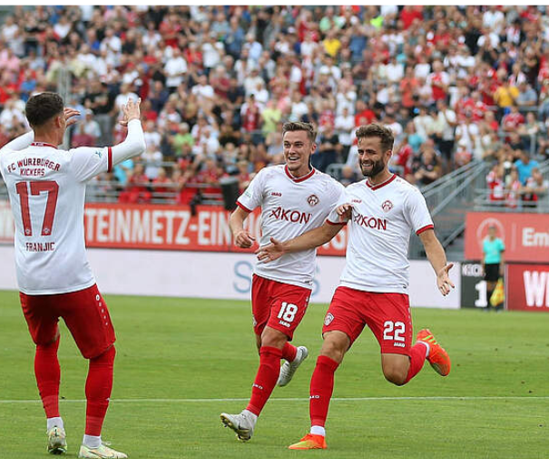 Fußballspiel der Würzburger Kickers in einem Stadion
