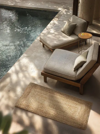 Outdoor Lounge am Pool mit wetterfestem Outdoor Teppich und gem&uuml;tlichen Gartenm&ouml;beln