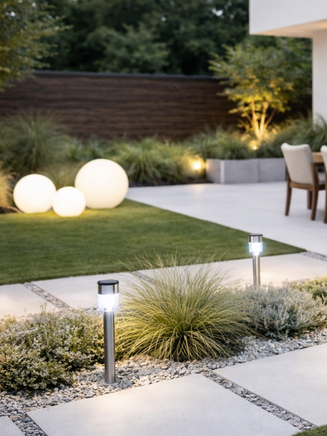 Gartenbeleuchtung mit Solarleuchten und LED-Kugellampen f&uuml;r stimmungsvolles Au&szlig;enlicht