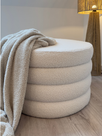 Gem&uuml;tlicher Boucl&eacute;-Pouf mit Decke im modernen Wohnzimmer &ndash; Interior-Inspiration aus dem tectake Influencer-Interview.