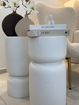 Moderner wei&szlig;er Beistelltisch Amine mit skulpturaler Form, dekoriert mit Vasen und Interior-B&uuml;chern &ndash; Design-Highlight aus dem tectake Influencer-Interview.