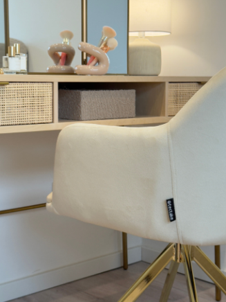 Weicher Polsterstuhl mit goldenen Beinen am Schminktisch &ndash; Beauty-Corner aus dem tectake Influencer-Interview.
