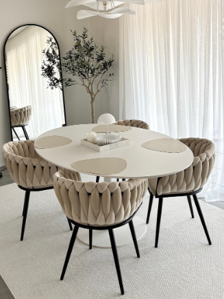 Heller Essbereich mit rundem Tisch und beigen Polster-Esstischst&uuml;hlen mit schwarzem Gestell