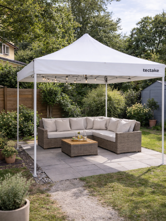 Wei&szlig;er tectake Pavillon im Garten &uuml;ber Sitzgruppe auf der Terrasse, umgeben von Gr&uuml;n