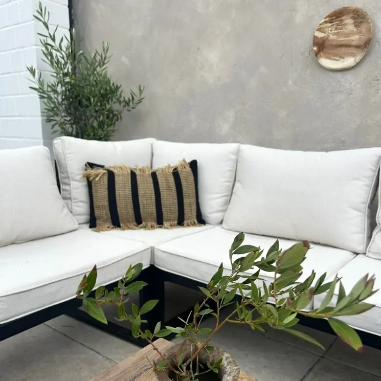 Garten-Lounge-Set: helle Ecklounge mit Kissen auf Terrasse – Community Inspiration