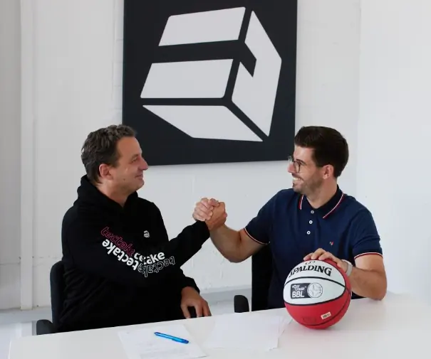 Zwei Partner beim Handschlag &ndash; tectake unterst&uuml;tzt Sport und Partnerschaften
