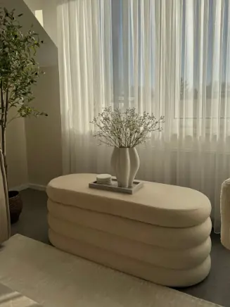 Polsterbank Altu in beige vor lichtdurchflutetem Fenster mit Vase &ndash; minimalistisches Clean-Living-Design