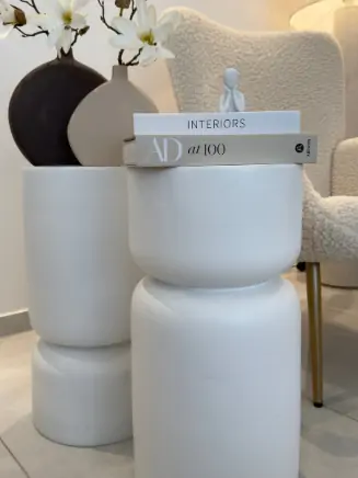 Moderner wei&szlig;er Beistelltisch Amine mit skulpturaler Form, dekoriert mit Vasen und Interior-B&uuml;chern &ndash; Design-Highlight aus dem tectake Influencer-Interview.