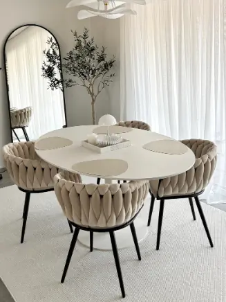 Heller Essbereich mit rundem Tisch und beigen Polster-Esstischst&uuml;hlen mit schwarzem Gestell