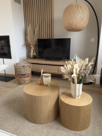 Warm Modern Wohnzimmer mit Holzm&ouml;beln, Couchtischen und Naturdeko