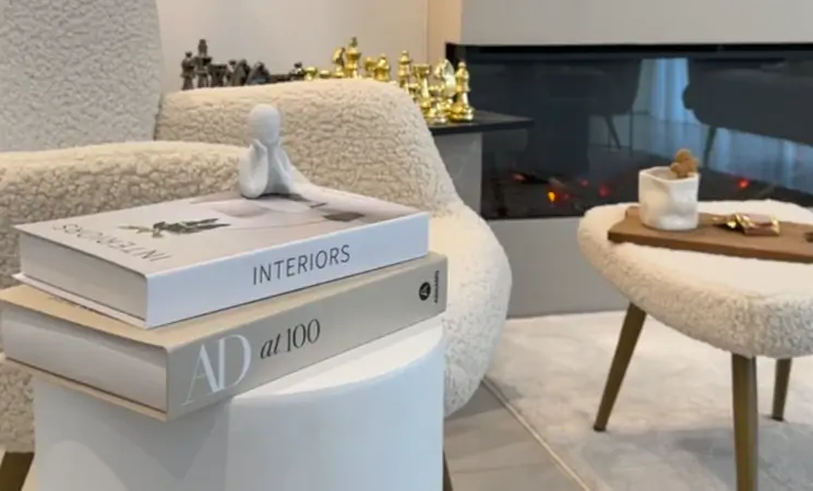 Wohnliche Einrichtung mit Beistelltisch, B&uuml;chern und dekorativen Accessoires