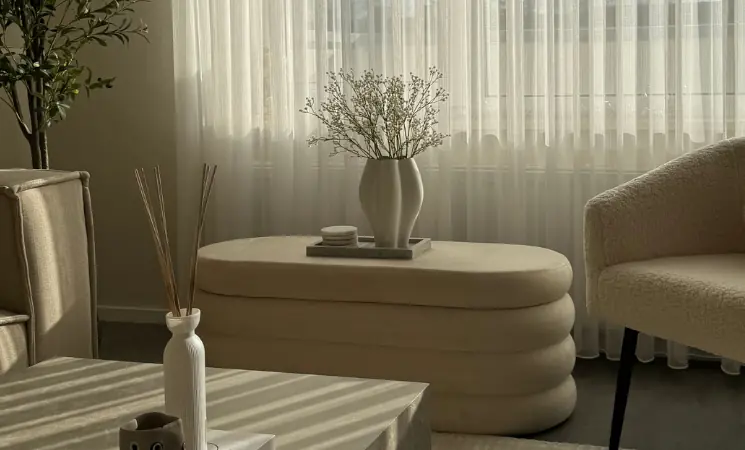 Elegantes Wohnzimmer mit stilvollem Sessel und harmonischer Einrichtung 