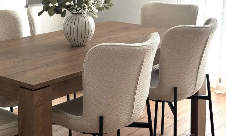 Modernes Esszimmer mit Holztisch und gepolsterten Esszimmerst&uuml;hlen