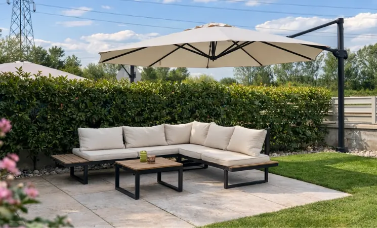 Gartenlounge mit Ecksofa und gro&szlig;em Sonnenschirm auf der Terrasse